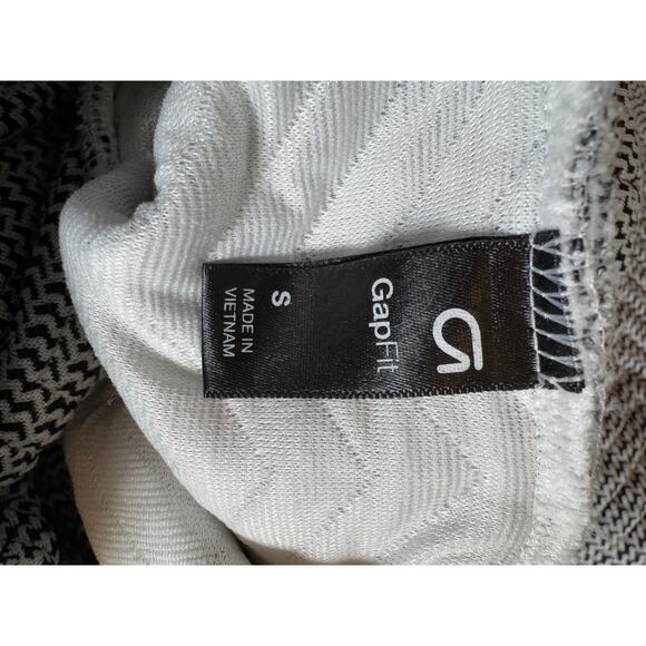 GapFit Quilted Funnel Neck Side Zip Pullover - Picture 6 of 9